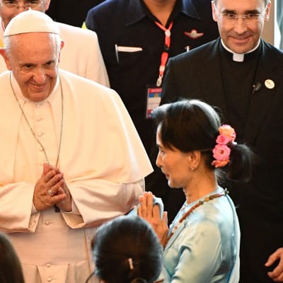 Påven träffar Burmas civila ledare Aung San Suu Kyi