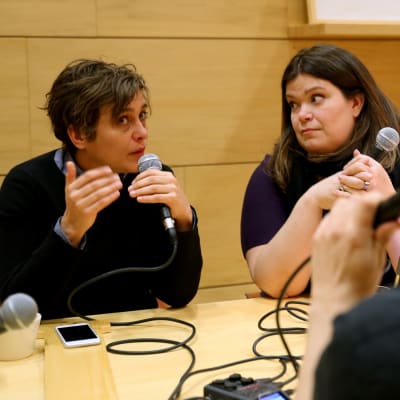 Silvia Modig, Laura Rissanen ja Hannu Oskala ovat tehneet Valtuusto-podcastia lähes vuoden ajan.