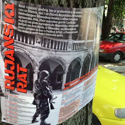 En kroatisk krigsaffisch som berättar om serbernas hemskheter mot kroaterna åren 1991-95. Affischen är fäst på ett träd.