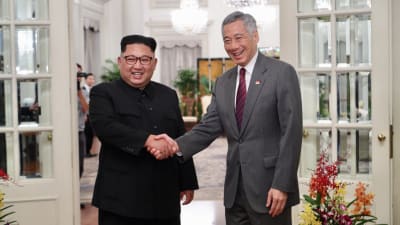 Nordkoreas ledare Kim Jong-un skakar han med Singapores premiärminister Lee Hsien Loong.