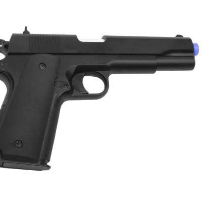 Ett vapen av så kallad airsoft-typ. Det används för att skjuta platskulor med. Det är svart.