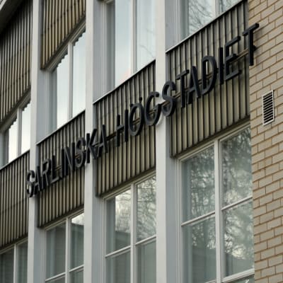 Sarlinska högstadieskolans fasad.