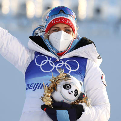Therese Johaug firar sitt OS-guld.