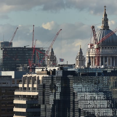 Byggkranar runt St Pauls Cathedral i London i november 2014