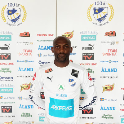 John Owoeri poserar i IFK Mariehamns tröja.