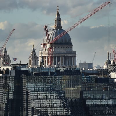 Byggkranar runt St Pauls Cathedral i London i november 2014