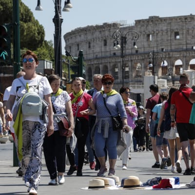 Turister och andra går i Roms centrum.