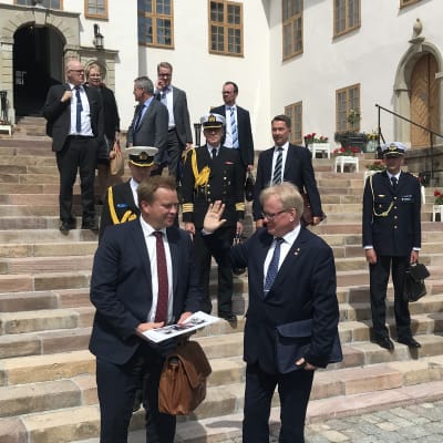Peter Hultqvist hälsar på Antti Kaikkonen på trappan till Karlbergs slott.