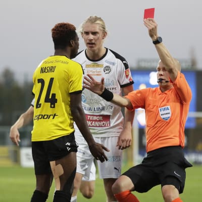 Antti Munukka visar rött kort åt Nasiru Banahene, som munhuggs med Jonas Häkkinen.