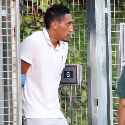 Driss Oukabir som misstänks vara medlem i terrorcellen bakom Barcelonaangreppet leds till rätten av poliser.