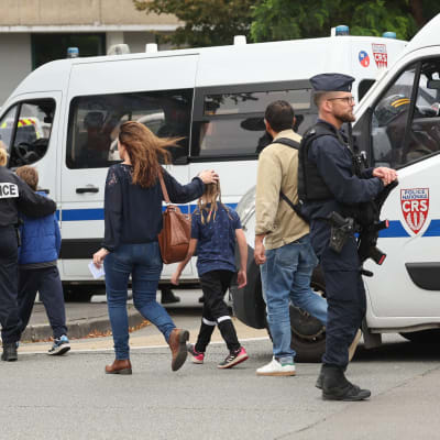 Poliser och barn vid en skola i Frankrike.