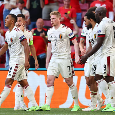 Belgiens fotbollsherrar firar ett mål i matchen mot Danmark.