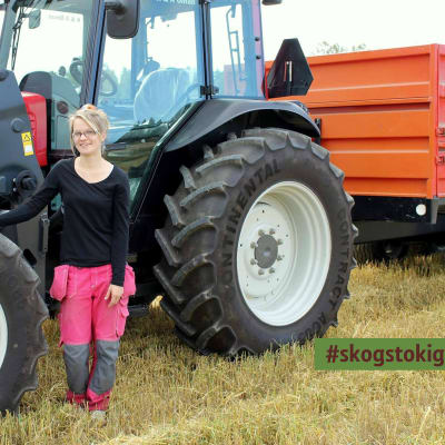 Unga Anna Öman står på en tröskad åkar och lutar sig mot en traktor med vagn. Längst ner i högra hörnet är dekalen #skogstokig inklippt i bilden.