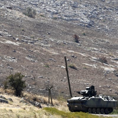En turkisk pansarvagn bevakar gränsen mellan Turkiet och Syrien.