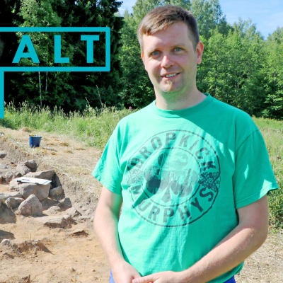 Andreas Koivisto står framför de arkeologiska utgrävningarna på Tavstkulla gård i Vanda.