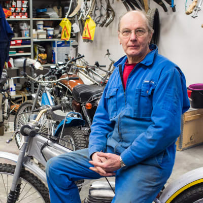 Harry Lahti sitter på en speedwaymotorcykel i sitt garage.