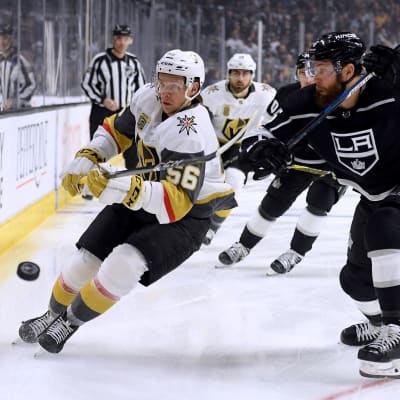 Erik Haula kämpar om pucken vid sargen med Jake Muzzin.