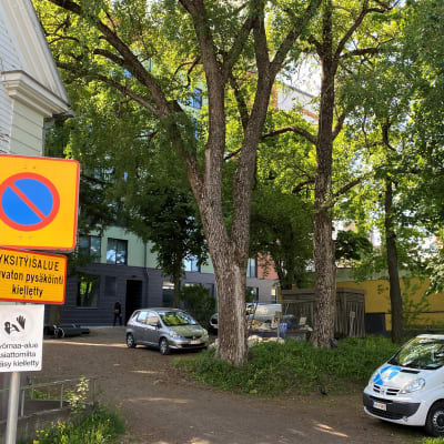 Anni Swanin puisto ja autoja sekä Platanin talon seinää Lappeenrannassa.