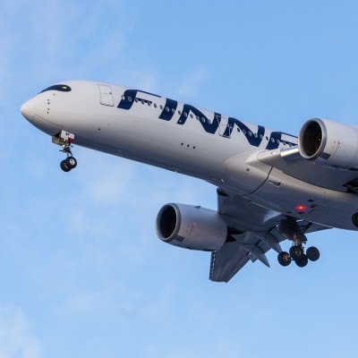 Finnairin lentokone ilmassa.