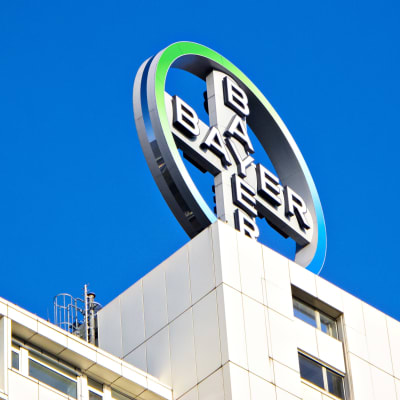 Bayer-yhtiön pyörivä logo berliiniläisen kerrostalon katolla.