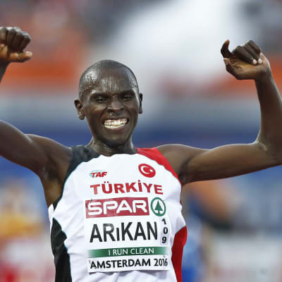 Turkin Polat Kemboi Arikan juhli miesten 10000 metrin EM-kultaa Amsterdamissa. 