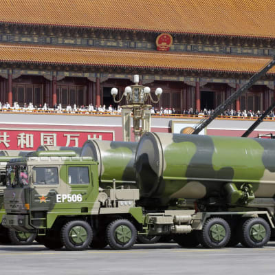 Kina förevisar sina missiler under en militärparad i Peking