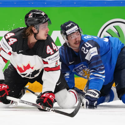 Två hockeyspelare nere på knä.