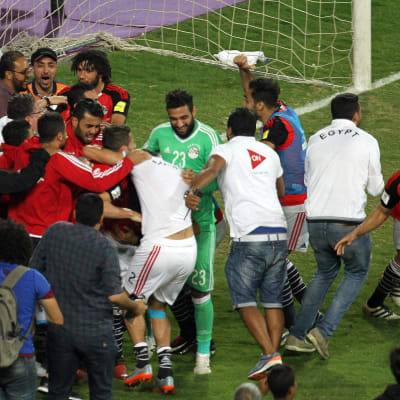 Egyptiska spelare firar VM-biljetten.