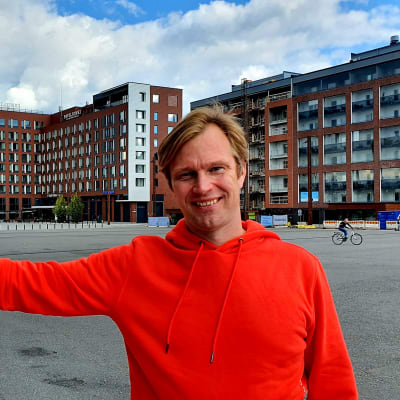 Kuvassa näkyy oranssihupparinen Ralliradion asiantuntija Jari Keromaa taustallaan Lutakon korkeita kerrostaloja ja Hotelli Paviljonki.