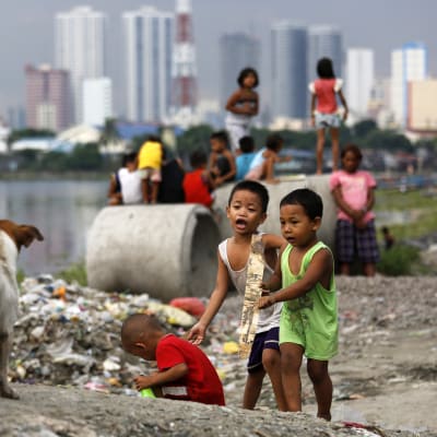 Två miljarder barn bor i områden där luftföroreningar klart överstiger WHO:s gränsvärden. Dessa barn bor i en slum i Filippinernas huvudstad Manila