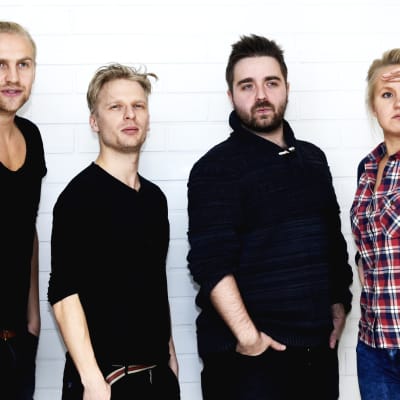 Oskar Pöysti lär Janne, Ted och Fredrika hur man ser sexig ut på bild.