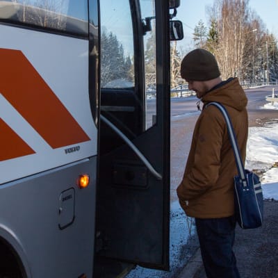 bild på en man som står vid bussen