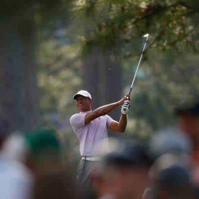 Tiger Woods lyö palloa.