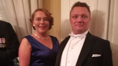 Tove Holm i en balklänning gjord av återvunna blå plastflaskor, och hennes man Dan Holm på slottsbalen 2018.