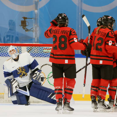 Kanadalaiset tuulettavat maalia Naisleijonia vastaan Pekingin olympialaisissa.