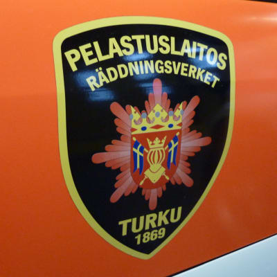 Egentliga Finlands räddningsverks logo på en bildörr