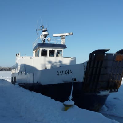 Förbindelsebåten Satava i februari 2011.