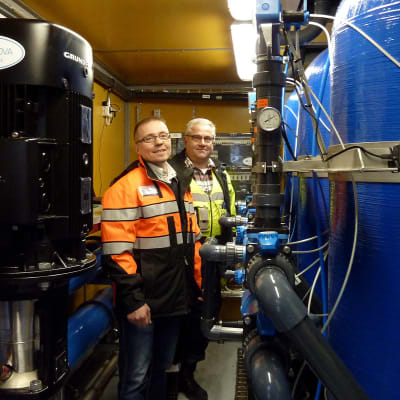Magnus Lundström och Marko Rusi med det mobila vattenverket