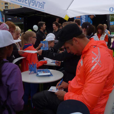 Många barn ville få en autograf från de toppidrottare som deltar i Paavo Nurmi Games.