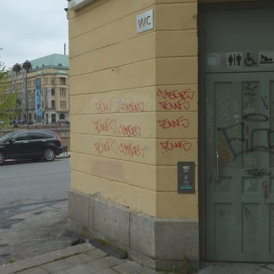 Allmän toalett vid Östra Strandgatan i Åbo.