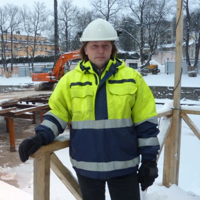 Arbetsplatschef Timo Hirvasmaa ansvarar för bygget av biblioteksbron vid Aura å.