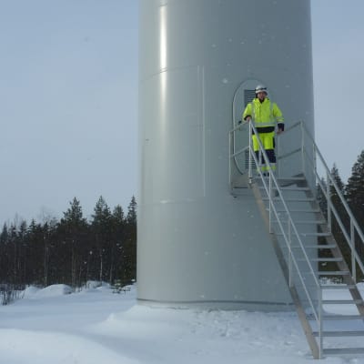 Sami Rytilahti från Vestas sköter servicen av vindkraftverken i bland annat Olhava.