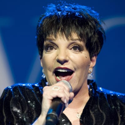 Liza Minnelli sjunger i en mikrofon