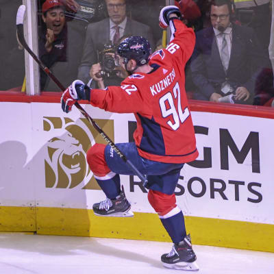 Jevgenij Kuznetsov spelar ishockey.
