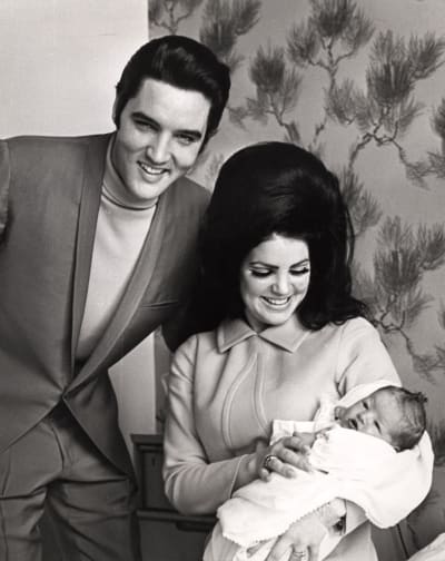 Elvis, Priscilla ja Lisa Marie Presley perhepotretissa vuonna 1968.
