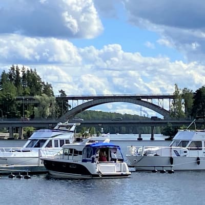 Veneet ovat parkissa Heinolan satamassa. Taustalla silta. 