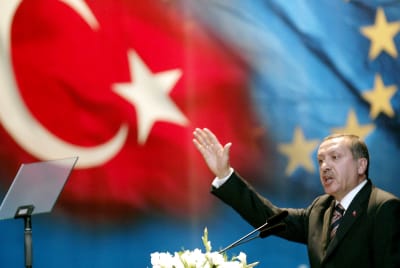 President Recep Tayyip Erdogan med Turkiets och EU:s flagga i bakgrunden. Montage. 