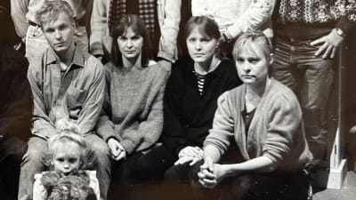 Laura Jäntti tillsammans med en del av ensemblen från Rödluvan-produktionen, 1988.