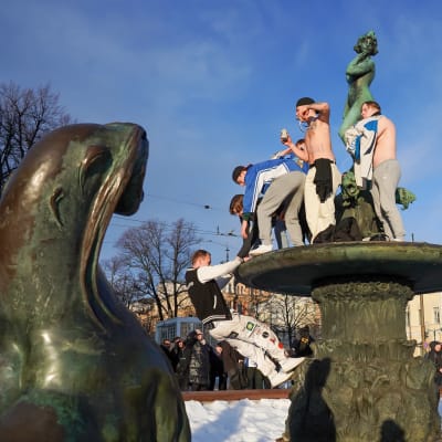 Finlands första OS-guld i ishockey firas vid Havis Amanda i Helsingfors den 20 februari 2022.