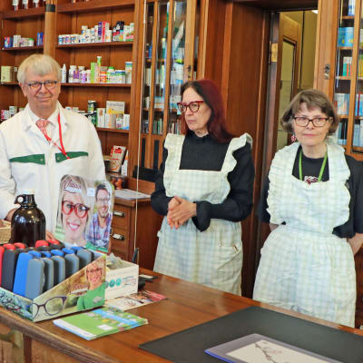 Farmaceuterna Bengt Mattila, Kristina Örnberg och Merja Rapeli bakom disken på Apotek Svanen.